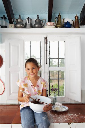 simsearch:600-00848628,k - Girl with Mixing Bowl of Chocolate Fotografie stock - Premium Royalty-Free, Codice: 600-01043343