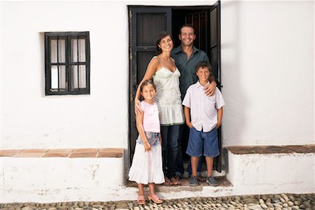 Portrait of Family in Doorway Stock Photo - Premium Royalty-Free, Code: 600-01043368