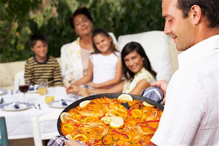 simsearch:6113-07242362,k - Man Serving Family Meal Outdoors Foto de stock - Sin royalties Premium, Código: 600-01043398