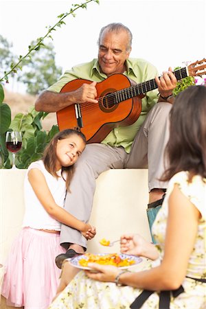 simsearch:700-00515506,k - Homme jouant guitare Outdoors et enfant agrippant à sa jambe Photographie de stock - Premium Libres de Droits, Code: 600-01043409