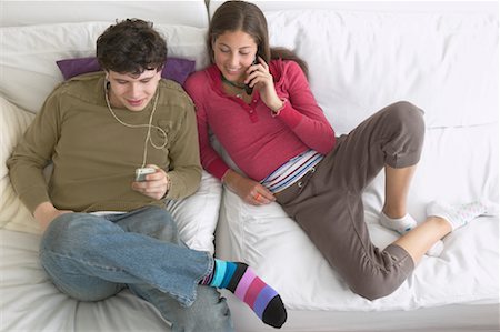 friends talking sofa and two people - Friends Hanging Out Foto de stock - Sin royalties Premium, Código: 600-01072266