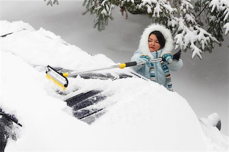 retirar nieve - Woman Brushing Snow off Van Foto de stock - Sin royalties Premium, Código: 600-01072651