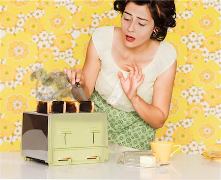 simsearch:700-02265383,k - Woman Removing Burnt Toast from Toaster Stock Photo - Premium Royalty-Free, Code: 600-01072671