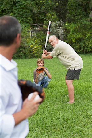 pelota de béisbol - Family Playing Baseball in Backyard Foto de stock - Sin royalties Premium, Código: 600-01072879