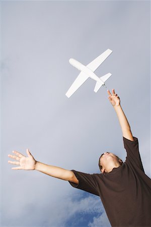 Boy Flying Model Airplane Foto de stock - Sin royalties Premium, Código: 600-01072918