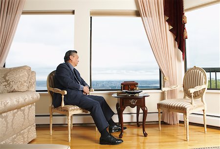 simsearch:600-02244960,k - Man Sitting by Window in Elegant Home Foto de stock - Sin royalties Premium, Código: 600-01073059