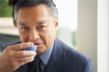 simsearch:600-01073060,k - Portrait of Man Drinking Tea Foto de stock - Sin royalties Premium, Código: 600-01073068