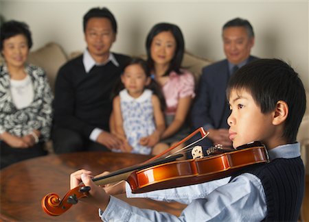 simsearch:600-01112784,k - Family Watching Boy Play Violin Foto de stock - Sin royalties Premium, Código: 600-01073083