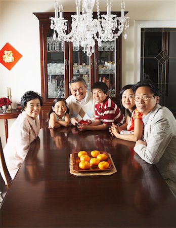 Portrait of Family in Elegant Dining Room Foto de stock - Sin royalties Premium, Código: 600-01073115