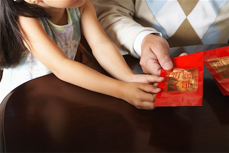 envelope (package) - People Holding Ang Pow Envelopes Foto de stock - Sin royalties Premium, Código: 600-01073118