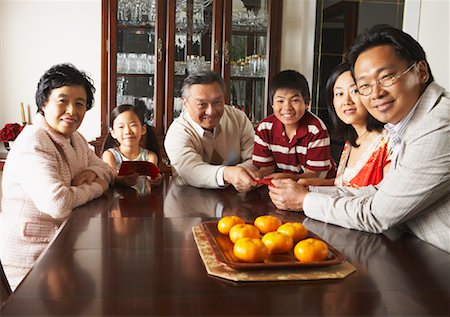 simsearch:622-08122697,k - Portrait de famille dans la salle à manger Photographie de stock - Premium Libres de Droits, Code: 600-01073111