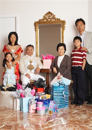 simsearch:400-08407242,k - Portrait de famille avec les sacs à provisions Photographie de stock - Premium Libres de Droits, Code: 600-01073126