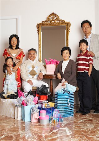 simsearch:600-01694206,k - Portrait de famille avec les sacs à provisions Photographie de stock - Premium Libres de Droits, Code: 600-01073126