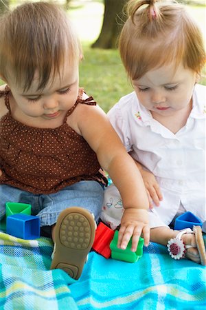 Jouer avec les jouets des bébés Photographie de stock - Premium Libres de Droits, Code: 600-01073141