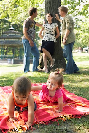 simsearch:700-00549968,k - Men Talking to Woman while Babies Play in Park Fotografie stock - Premium Royalty-Free, Codice: 600-01073168