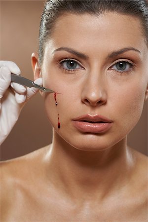 simsearch:700-01042193,k - Woman Having Face Cut with Scalpel Foto de stock - Sin royalties Premium, Código: 600-01073386