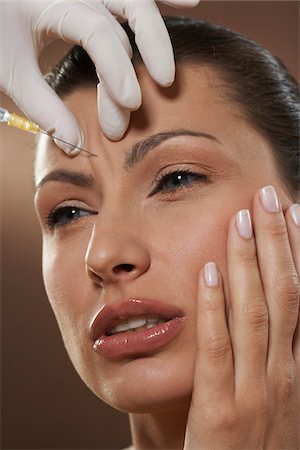 simsearch:640-03255761,k - Woman Getting Botox Injection Photographie de stock - Premium Libres de Droits, Code: 600-01073382