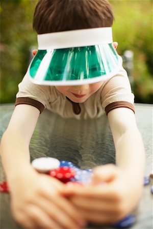 flambeur (homme et femme) - Garçon avec des jetons de Poker Photographie de stock - Premium Libres de Droits, Code: 600-01073514