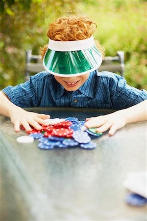 flambeur (homme et femme) - Garçon avec des jetons de Poker Photographie de stock - Premium Libres de Droits, Code: 600-01073515