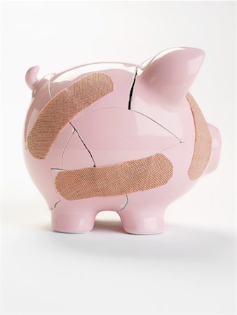 simsearch:700-02289305,k - Broken Piggy Bank Fotografie stock - Premium Royalty-Free, Codice: 600-01073575