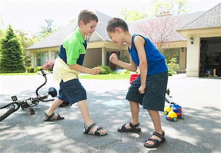 piedra papel tijeras - Children Playing in Driveway Foto de stock - Sin royalties Premium, Código: 600-01083030