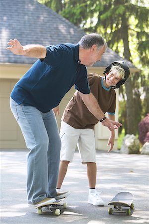 risco de acidente - Grandfather and Grandson with Skateboard Foto de stock - Royalty Free Premium, Número: 600-01083049