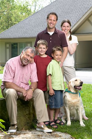 family dog lifestyle - Family Portrait Foto de stock - Sin royalties Premium, Código: 600-01083040