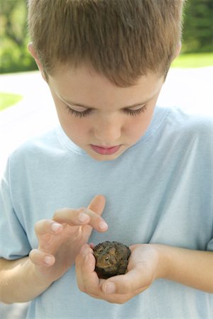 Portrait of Boy Holding Frog Stock Photo - Premium Royalty-Free, Code: 600-01083061