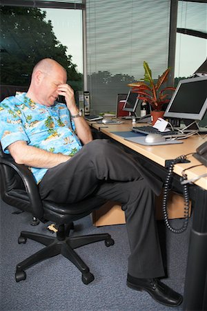 person in hawaiian shirt - Homme d'affaires stressé au bureau Photographie de stock - Premium Libres de Droits, Code: 600-01083346