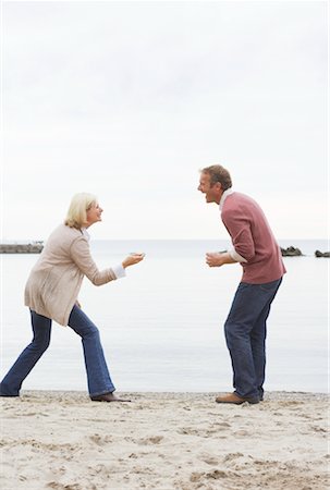 simsearch:700-00918520,k - Couple Throwing Stones, Sunnyside Park, Toronto, Ontario, Canada Fotografie stock - Premium Royalty-Free, Codice: 600-01083896