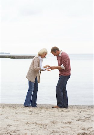 skipping stones - Couple collecte pierres, Sunnyside Park, Toronto, Ontario, Canada Photographie de stock - Premium Libres de Droits, Code: 600-01083897