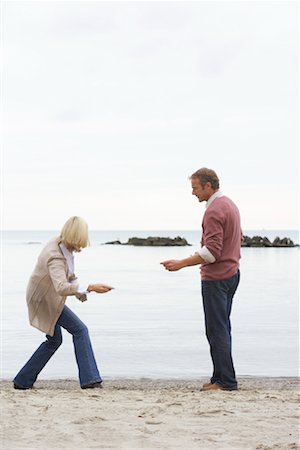 skipping rocks - Couple Throwing Stones, Sunnyside Park, Toronto, Ontario, Canada Foto de stock - Sin royalties Premium, Código: 600-01083898