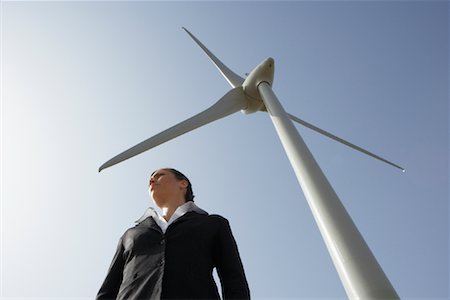 suit wind - Business Woman beside Wind Turbine Foto de stock - Sin royalties Premium, Código: 600-01109948