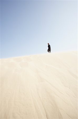 Homme d'affaires dans le désert Photographie de stock - Premium Libres de Droits, Code: 600-01109997