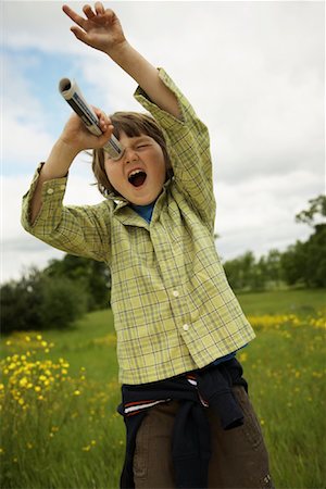 simsearch:600-01100053,k - Boy Looking through Rolled Up Paper Tube Foto de stock - Sin royalties Premium, Código: 600-01100010