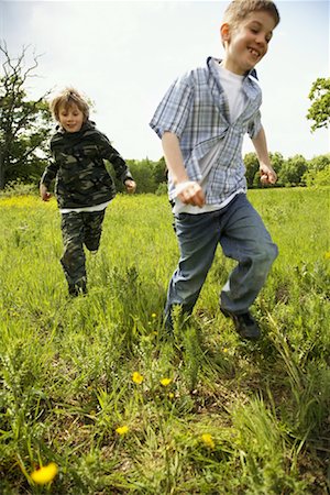 simsearch:600-01100032,k - Boys Running Through Field Foto de stock - Royalty Free Premium, Número: 600-01100071