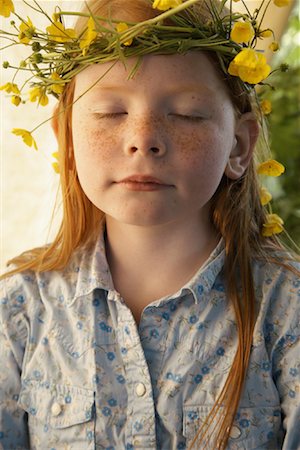 simsearch:700-02922717,k - Portrait of Girl Wearing Crown of Wildflowers Fotografie stock - Premium Royalty-Free, Codice: 600-01100098