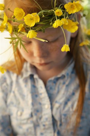 simsearch:700-02922717,k - Portrait of Girl Wearing Crown of Wildflowers Fotografie stock - Premium Royalty-Free, Codice: 600-01100099