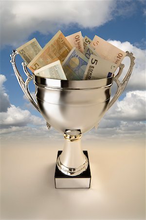 sinal de sucesso - Euro Dollars in Silver Cup Foto de stock - Royalty Free Premium, Número: 600-01100180