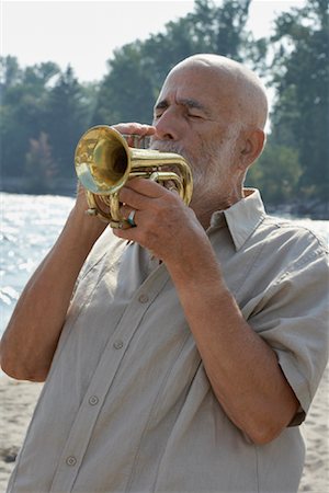 Homme jouant trompette Photographie de stock - Premium Libres de Droits, Code: 600-01119923