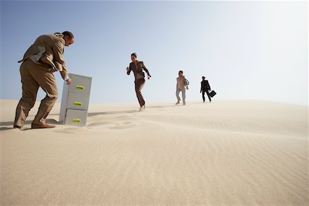 suit wind - Business People and Filing Cabinet in Desert Foto de stock - Sin royalties Premium, Código: 600-01110007