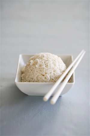 simsearch:700-01173508,k - Bol de riz avec des baguettes Photographie de stock - Premium Libres de Droits, Code: 600-01112849