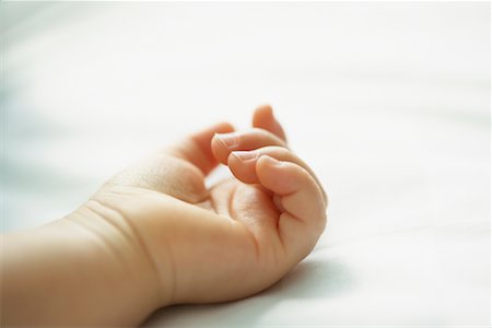 del bebè - Close-Up of Baby's Hand Fotografie stock - Premium Royalty-Free, Codice: 600-01112871