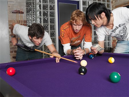 Men Playing Pool Foto de stock - Sin royalties Premium, Código: 600-01124024