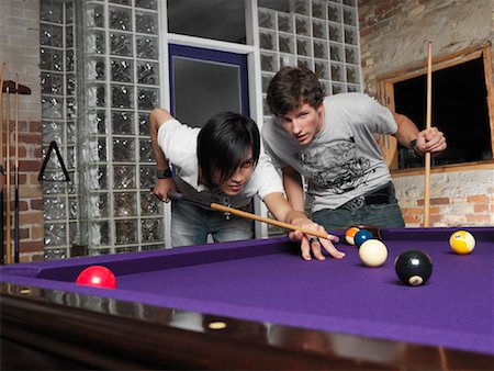 pool cue - Men Playing Pool Foto de stock - Sin royalties Premium, Código: 600-01124021