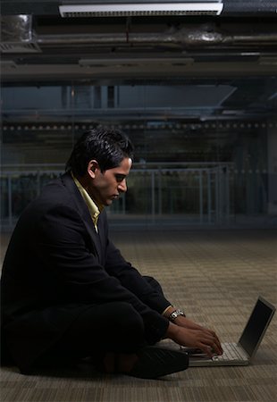 simsearch:600-01614665,k - Man Sitting on Office Floor, Using Laptop Computer Foto de stock - Royalty Free Premium, Número: 600-01124191