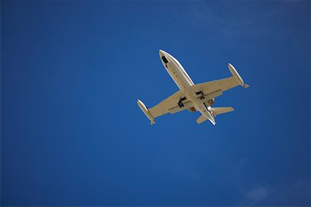 simsearch:600-01223635,k - Plane Flying Foto de stock - Royalty Free Premium, Número: 600-01124334