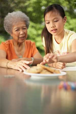 Großmutter und Enkelin teilen Platte von Cookies Stockbilder - Premium RF Lizenzfrei, Bildnummer: 600-01120235