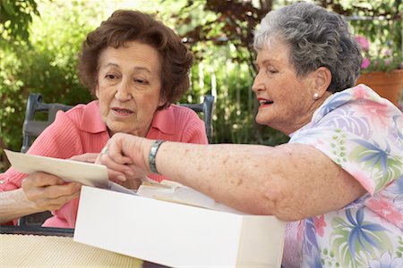 Women Looking in Box of Letters Foto de stock - Sin royalties Premium, Código: 600-01120265