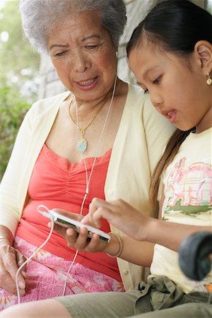 Grandmother and Granddaughter With MP3 Player Foto de stock - Sin royalties Premium, Código: 600-01120297